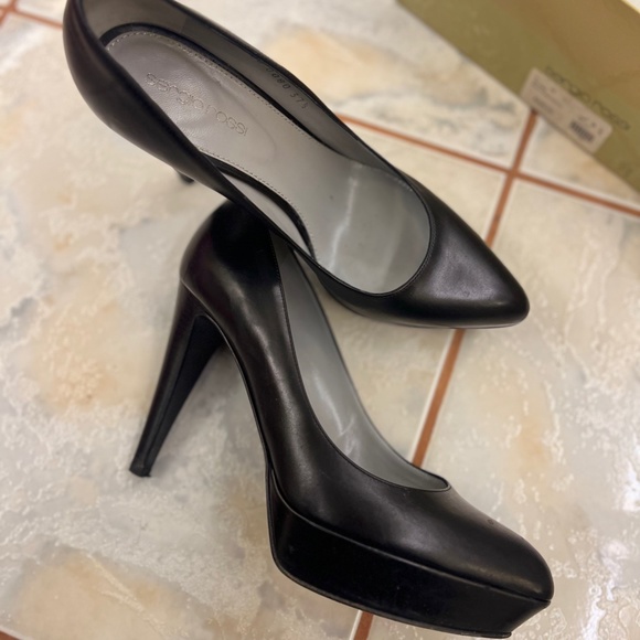 Sergio Rossi BLACK  Patent Leather Round-Toe Platform Pumps! - Picture 12 of 16